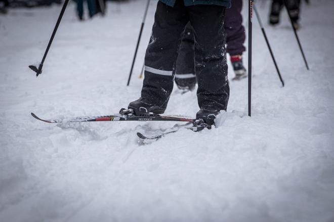 Kuuden kilometrin mittainen kuutamohiihtoreitti kulkee Vimpelissä jokea pitkin välillä Saarikenttä-Jokisuu. Reitti on merkitty ulkotulin. Reitille voi lähteä haluamastaan paikasta ja hiihtomatkan osallistujat saa valita oman kuntonsa mukaan. ARKISTOKUVA: PAULA KASKIMAA
