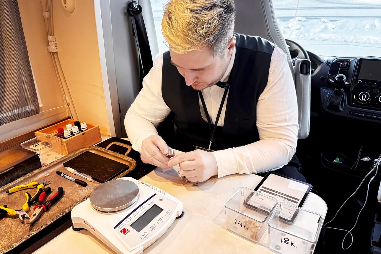 Aki Kultanen etsii koruista leimaa, joka kertoo niiden aitoudesta.