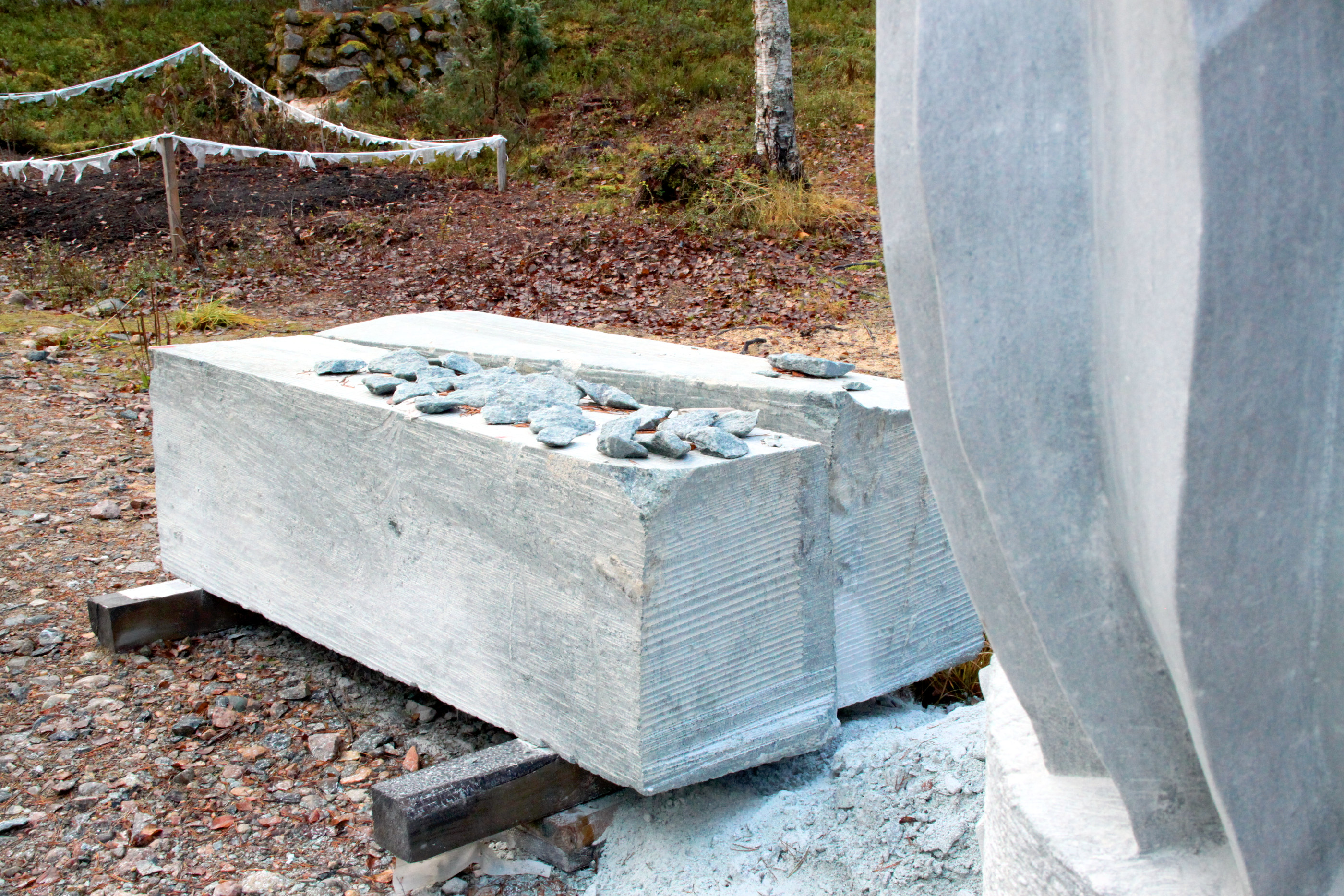 Kiviä odottamassa veistämistä.