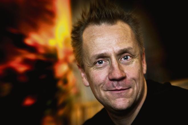 Olli Lindholmin Yö-yhtye esiintyy Vaasassa juhannuksena.
