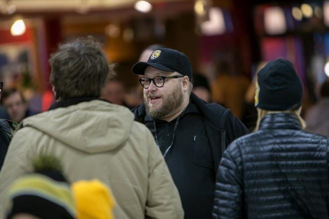 Lari Paskille jalkapallo ja SJK ovat koko elämä. Hän vetää seuran kannattajaryhmä Kloppeja ja on myös töissä SJK:lla. KUVA: JAAKKO ELENIUS