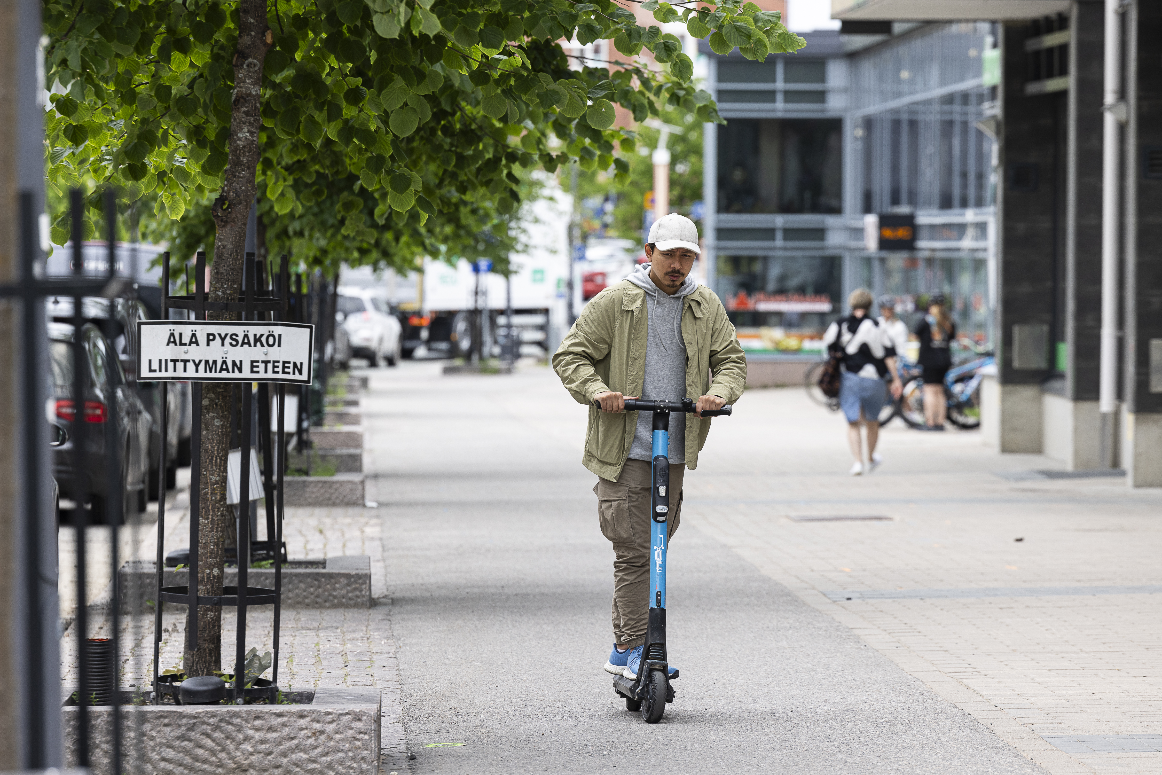Rovaniemellä sähköskuutit ovat vakiintuneet käyttöön, mutta liikennesäännöt eivät ole kaikille tuttuja – "Ei se niin tarkkaa ole, kunhan ei ala rällästelemään"