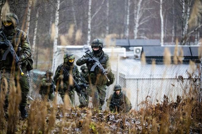 Varusmiesten koronarokotuksen suunnittelu on aloitettu. Taistelijat harjoittelivat Helsingin puolustamista marraskuussa 2019. KUVA: Joel Maisalmi