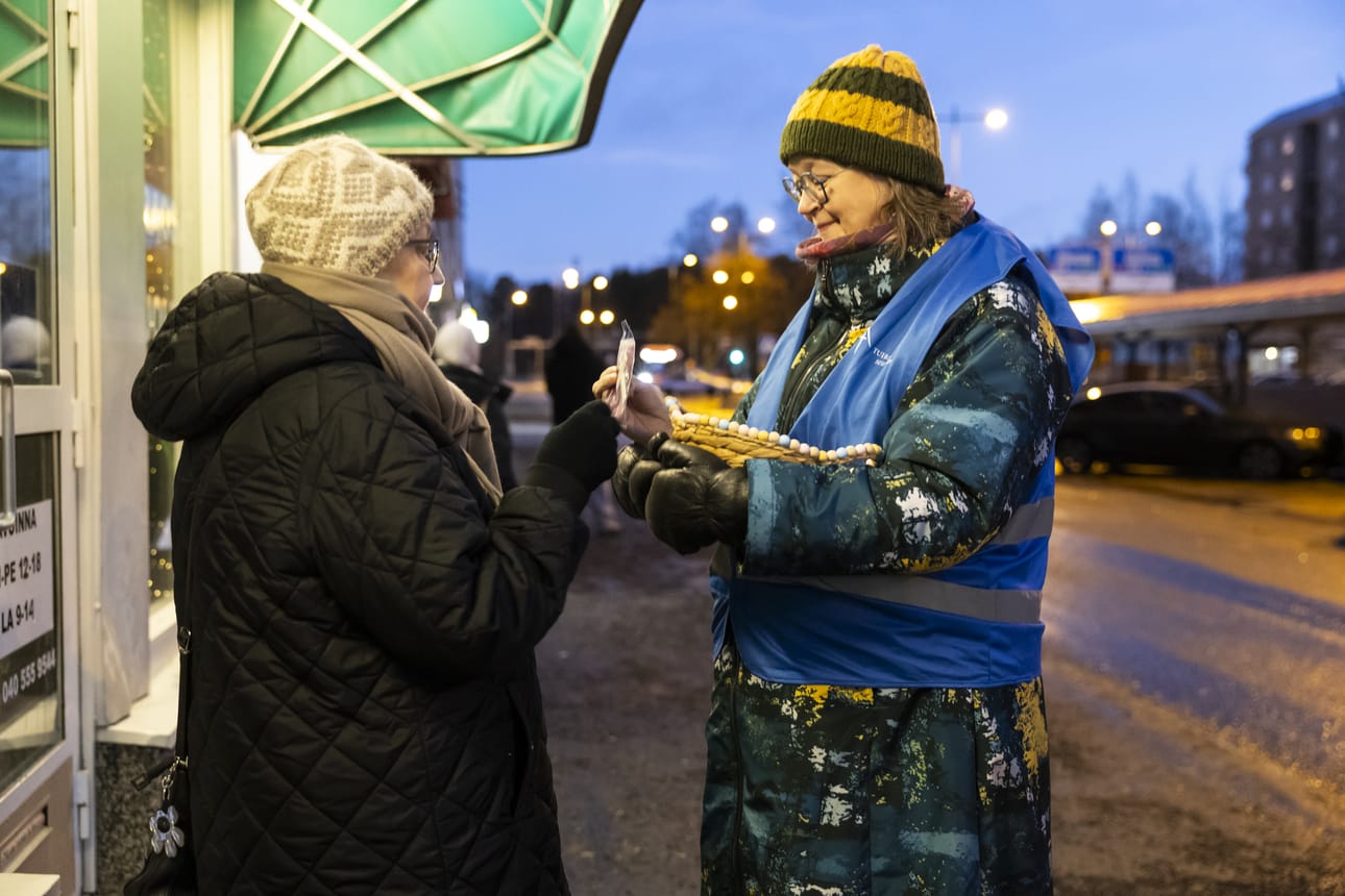 Oulun seurakunnat jakoivat perjantaiaamuna ristin muotoisia heijastimia eri puolilla kaupunkia. Riitta Haataja sai uuden heijastimen Tarja Oja-Virretiltä.