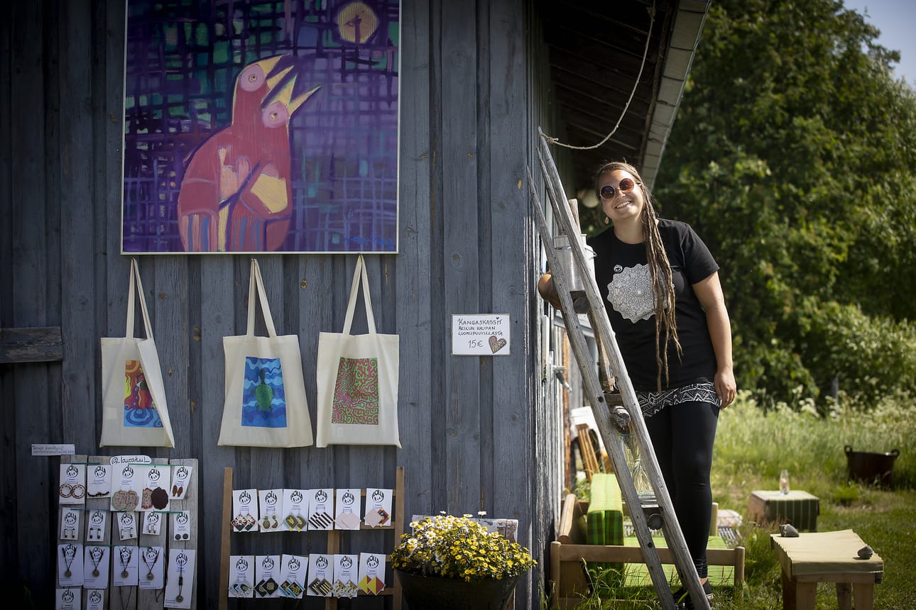 Laura Tuulasahon kesäkahvila levittäytyy entisen mummilan piharakennuksesta myös muualle pihapiiriin.