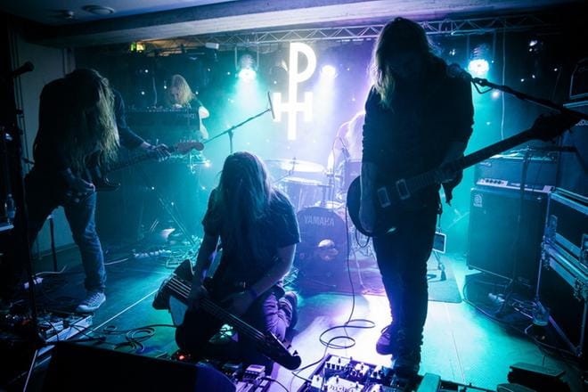 Mr. Peter Hayden, nyttemmin PH, esiintyy legendaarisella Roskilden festivaalilla Oranssi Pazuzun ja Atomikylän kanssa. Pohjalainen bändikolmikko on samalla festivaalin ainoa suomalaisedustus. KUVA: MAIJA LAHTINEN
