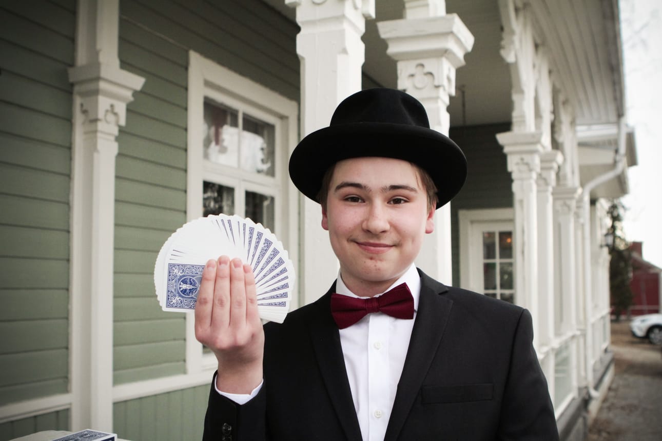 Ilmari Paavalniemellä on kotonaan kymmeniä korttipakkoja.