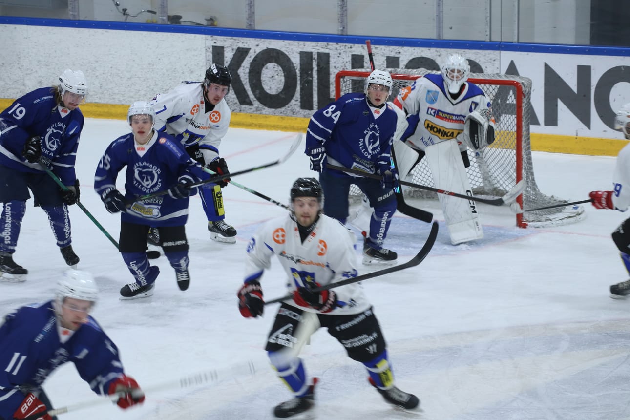 Pallo-Karhujen ja Haapajärven Kiilojen III-divisioonan kohtaamisesta muodostui runsasmaalinen jääkiekkomittelö.