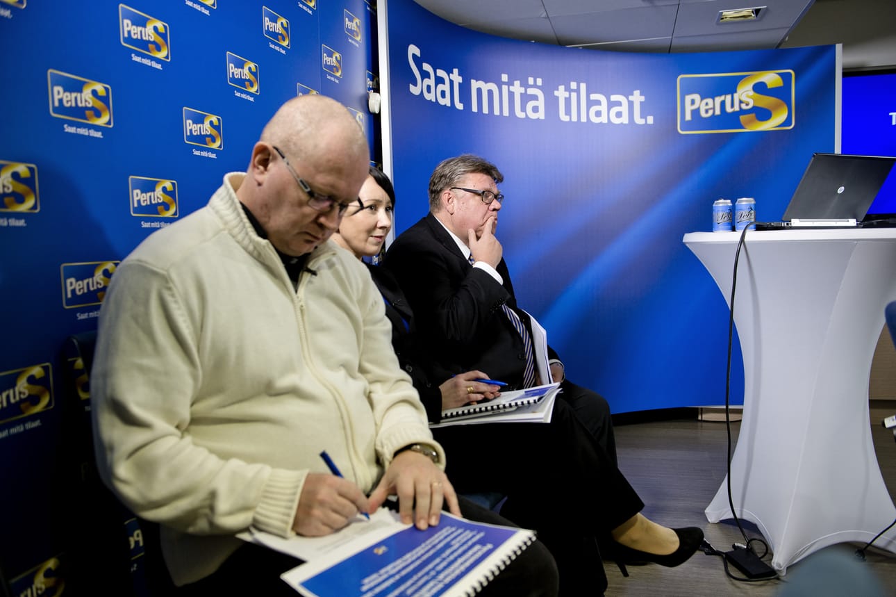 Eduskuntaryhmän puheenjohtaja Jari Lindström (vas.) tai muu perussuomalaisten johto ei tässä vaiheessa kommentoi tilannetta. Arkistokuvassa oikealla puheenjohtaja Timo Soini ja keskellä Hanna Mäntylä.