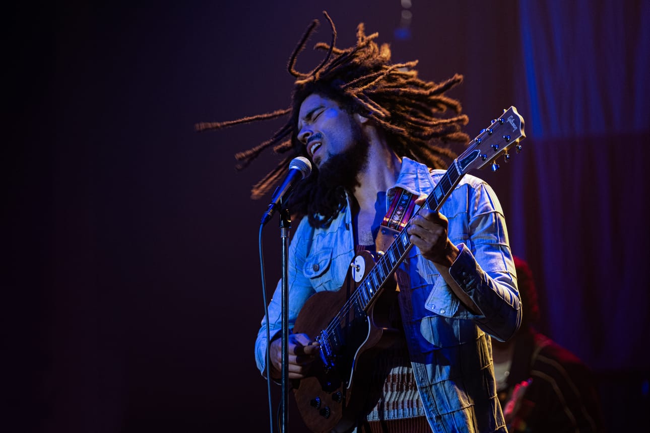 Bob Marleyn roolissa nähtävä Kingsley Ben-Adir on elementissään uutuuselokuvan keikkakohtauksissa.