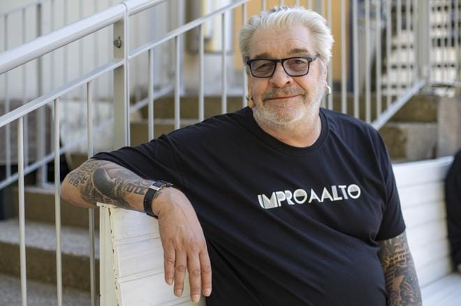 Näyttelijä Jussi Lampi vierailee perjantaina ja lauantaina Seinäjoella paikallisen Improaalto-teatteriryhmän esityksessä. – Improssa on oltava herkillä ja valmiina koko ajan. Siinä onnistuminen on yhtä riemastuttavaa kuin epäonnistuminenkin. Se on lajin rikkaus, Seinäjoella ennen improesitystä kuvattu näyttelijä summaa. KUVA: MIRANDA KIVEKÄS
