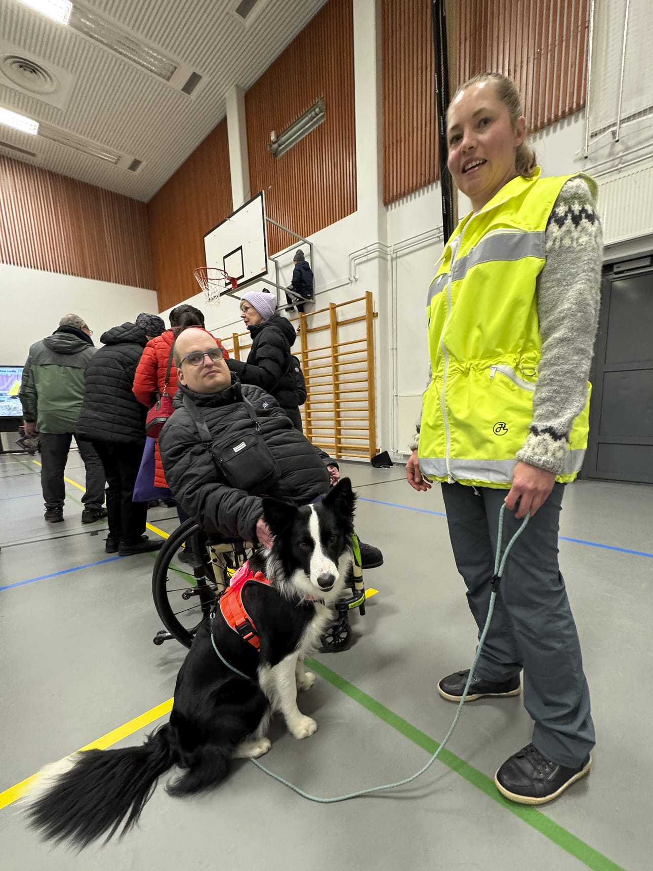 Bordercollie Hukka tervehti innolla ihmisiä. Tuomas Honkonen antoi Hukalle rapsutuksia. Sari Vuoti kertoi Honkoselle pelastuskoiratoiminnasta.