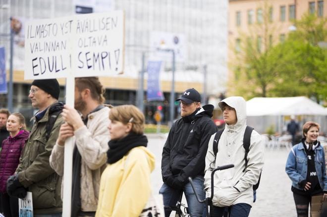 VPS:n pelaajat Timi Lahti ja Aatu Laatikainen osallistuivat ilmastotempauksen ensimmäistä kertaa elämässään. He ovat molemmat vähentäneet lihansyöntiä ja toivovat, että pyöräilymahdollisuudet olisivat kaupungissa paremmat. KUVA: SAMI PELTONIEMI