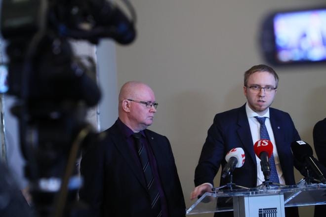 Hallituspuolue siniset esitteli omaa vaatimuslistaansa maahanmuuttoa säätelevien lakien kiristämiseksi. Listaa esittelemässä työministeri Jari Lindström ja sinisen eduskuntaryhmän puheenjohtaja Simon Elo.