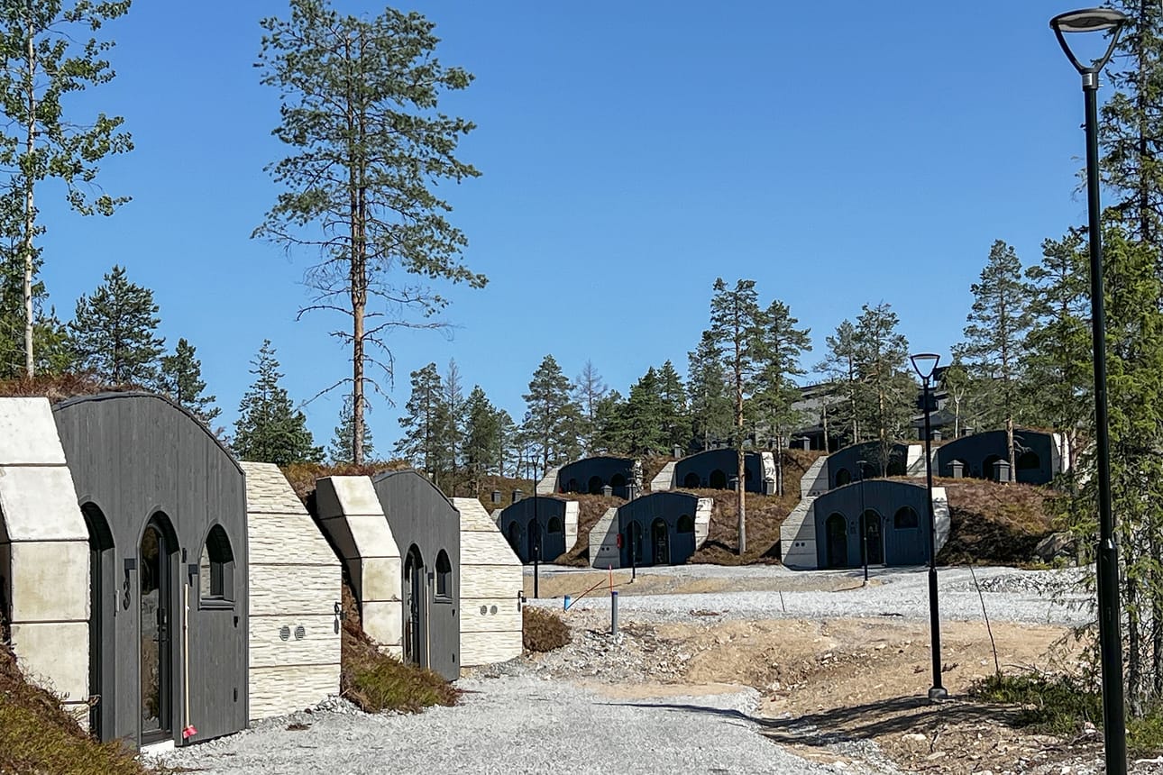 Vaikka Kaamos Lodgen kammimökit ja hotelli ovat jo valmiit, Ylitorniolla on vireillä lukuisia uusia rakennushankkeita matkailuun ja tuulivoimaan liittyen. Tästä syystä valtuusto haluaa rakennusvalvonnan kunnan omaksi toiminnaksi sujuvoittaakseen muun muassa luvituksia.