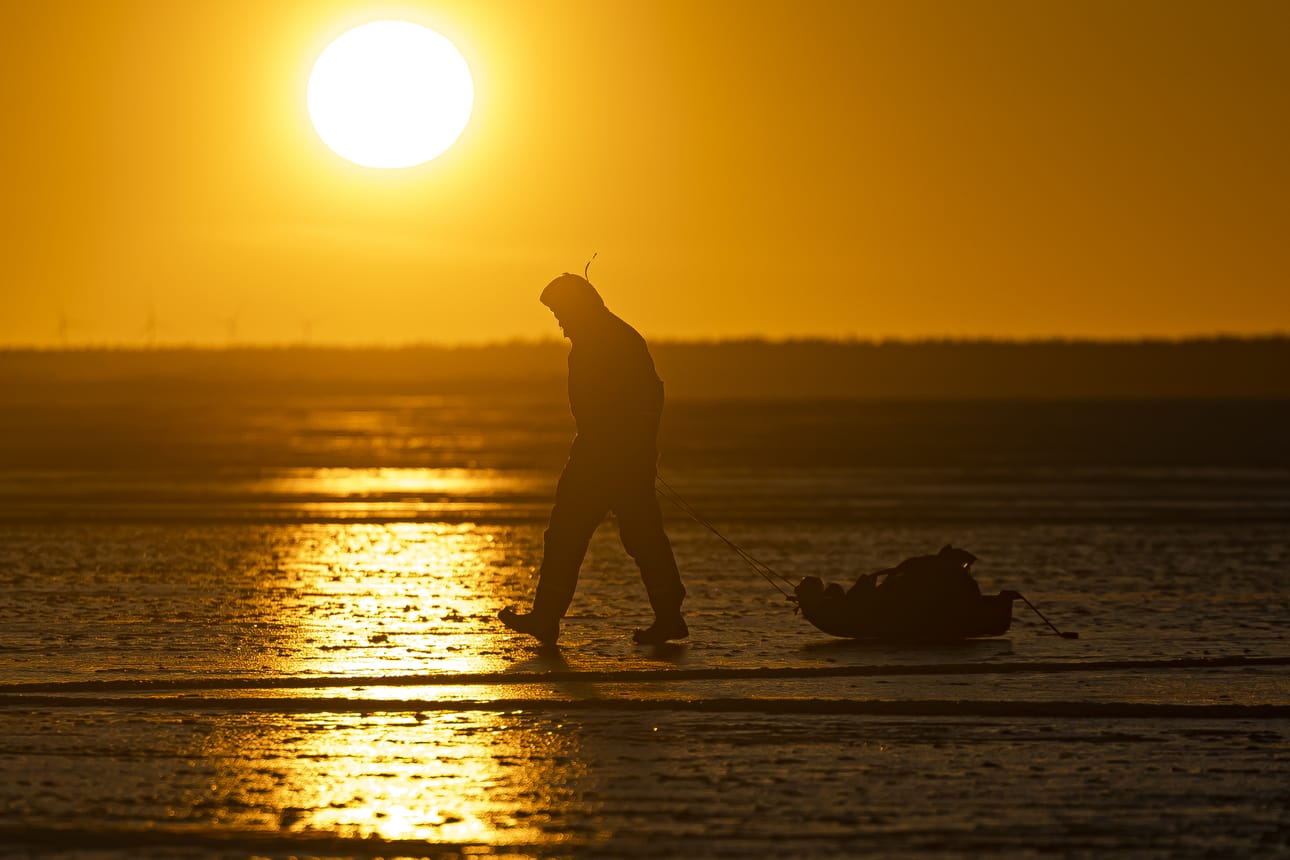 Aurinko valaisi Tommi Lanton pilkkireissua Nallikarissa tiistaina.