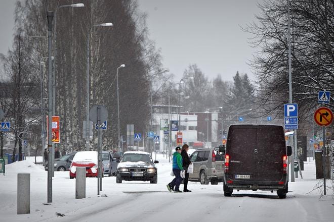 Kuivat tiet ja tuuleton sää ovat nostaneet hiukkapölyä ilmaan. Kuva Kari Löfhjelm/arkistokuva