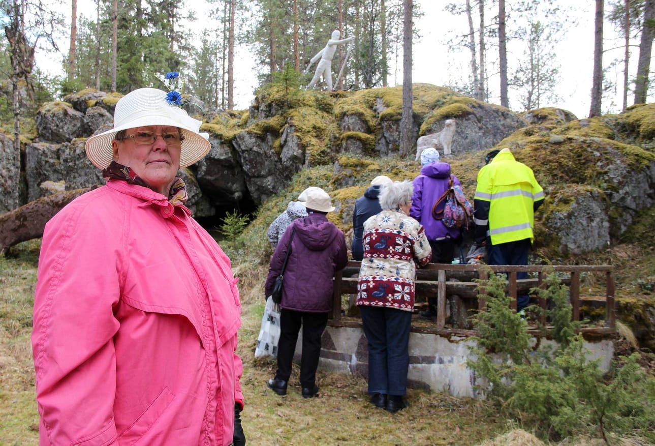 Yhdistyksen puheenjohtajan, Liisa Rytkyn mukaan retki tehtiin vähän myös Suomi100-hengessä: sinivalkoiset kukat hatuissa.