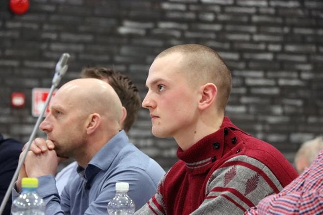Jalasjärvinen Teppo Ala-Kasari (kesk.) jätti aloitteen Sella-kokouksista. KUVAT: JARMO PANULA