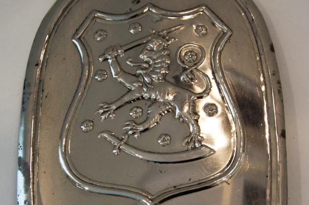 Suomessa oli voimassa alkoholijuomia koskeva kieltolaki vuosina 1919–1932. Pirtupoliisi kantoi silloin tällaista lätkää. KUVAT: KAROLIINA SYRJÄ