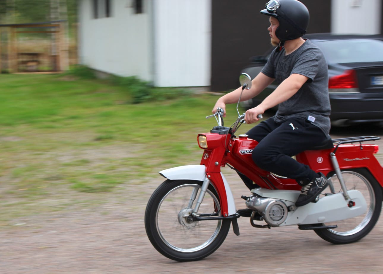 Pappa-Tunturilla ajamisessa on oma fiiliksensä. Henkilöauto on saanut loppukesän seisoa pihassa, kun Miro Kamunen on ajellut mopolla.