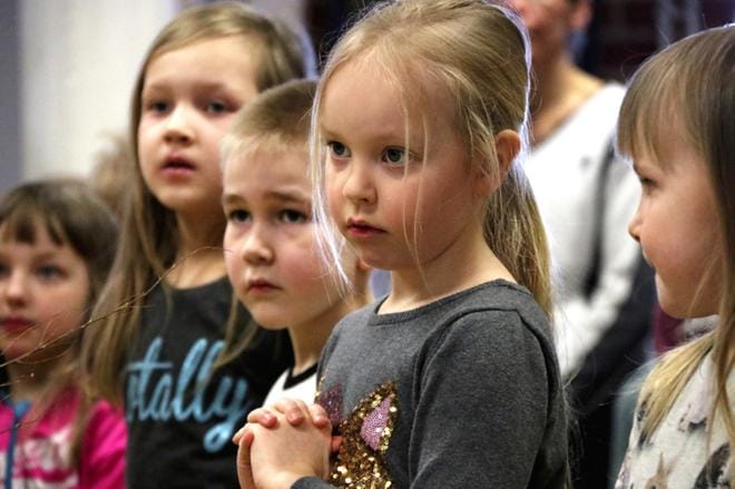 Kuusivuotiaan Aava Kohtalan kädet menivät automaattisesti ristiin virsien ja rukouksien aikana. Kuvat Virpi Kupiainen-Ämmälä