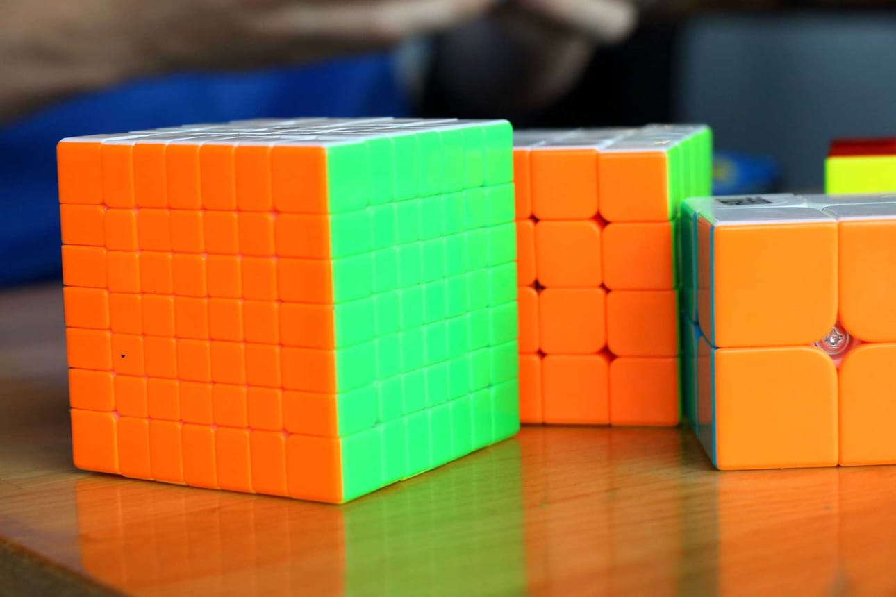 Rubikin kuutioita on olemassa varsin monenkokoisia.