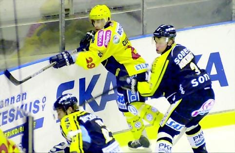 Tehopörssinkärki. Kärppien kapteeni Lasse Kukkonen porskuttaa aivan omilla luvuillaan SM-liigan tehopörssissä. Saimaan Pallon Aigars Ciprussin joutui kokemaan Kukkosen kovuuden sunnuntaina.