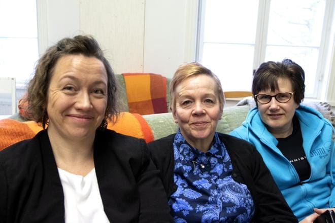 Irena Ulvinen (vas.), Raija Talvitie ja Mari Rajamäki ovat tyytyväisiä puutarhurikoulutukseen Lapualla. KUVA: JARI KARJANMAA