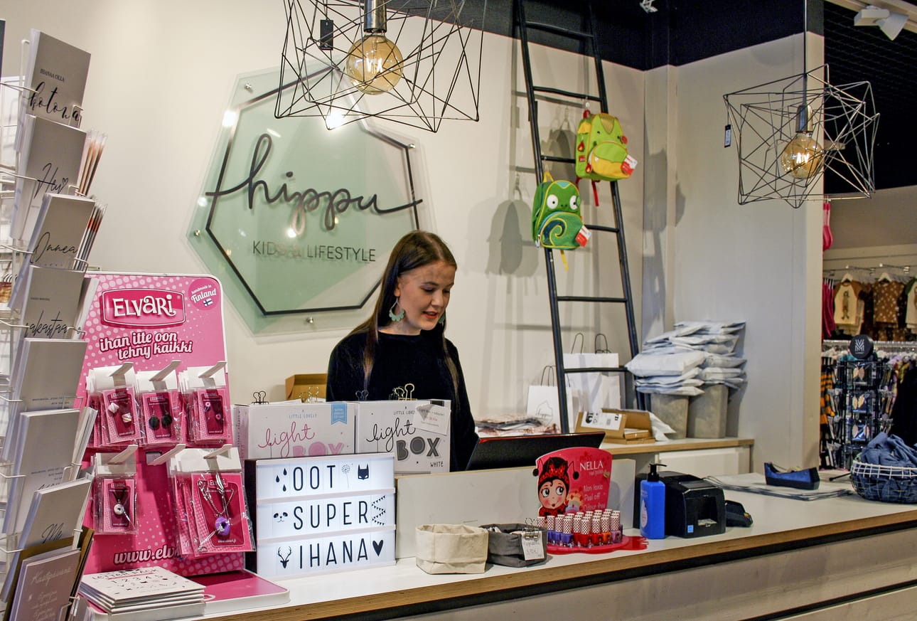 Hipussa uskotaan kaupankäynnin taas piristyvän. Kuvassa myyjä Susanna Hallikainen.