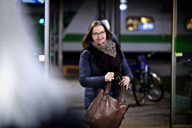 Alivaltiosihteeri Päivi Nerg porhalsi junalla Seinäjoelle ja jatkoi taksilla Alavudelle Tuuriin, Etelä-Pohjanmaan maakuntajuhlan juhlapuhujaksi. KUVA: TOMI KOSONEN