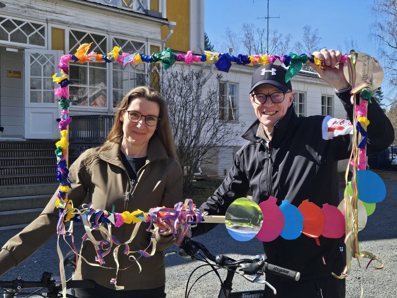 Johanna Säilä-Jokinen ja Jari Jokinen kuvauttivat itsensä ensimmäisessä Törnävän kartanon vapputapahtumassa.