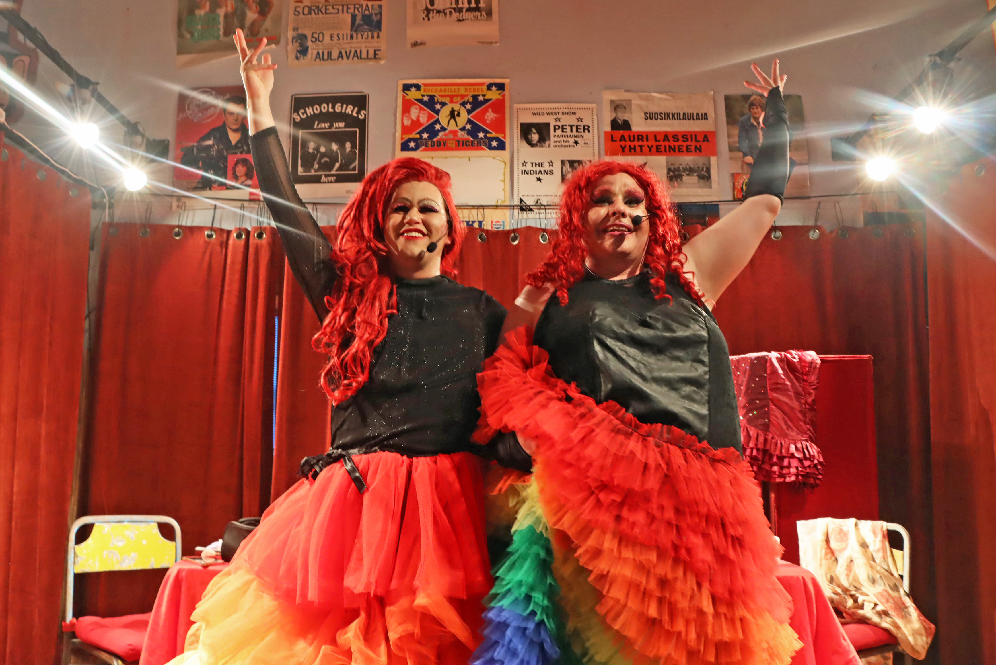 Tampereen kuningattarien näyttävä drag show veti tuvan täyteen Alavudella – "Sinä saat olla sinä!"