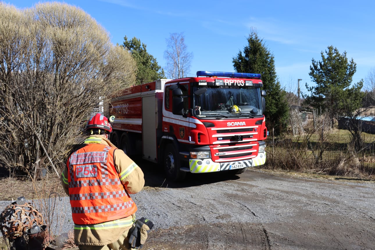 Pelastustoimi saapui sammuttamaan maastopaloa Laihian Praskintiellä lauantaina iltapäivällä.