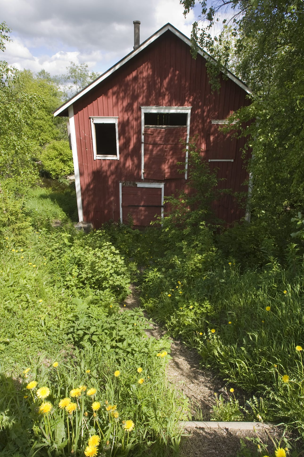 Heikkilän vesimyllyä oli käytetty viimeksi sotien jälkeen. Kultaisina vuosinaan mylly pyöri yötä päivää. Arkistokuva.