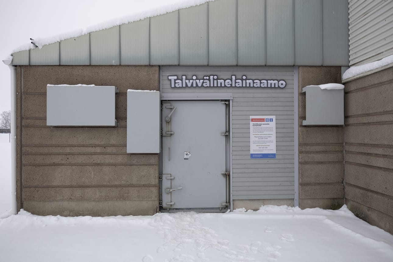 Talvivälinelainaamoon ei kuljeta jäähallin pääovesta.