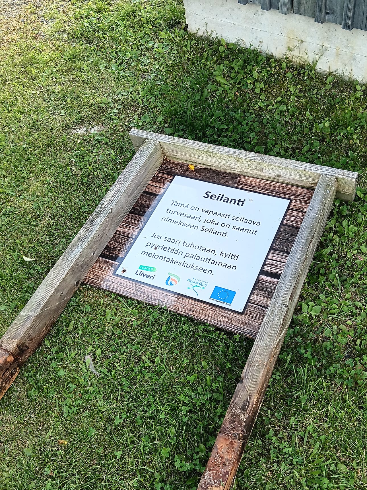 "Tämä on vapaasti seilaava turvesaari, joka on saanut nimekseen Seilanti", kyltissä lukee. Jonain päivänä kyltti voi seistä uuden turvesaaren rannalla melojien ilona.