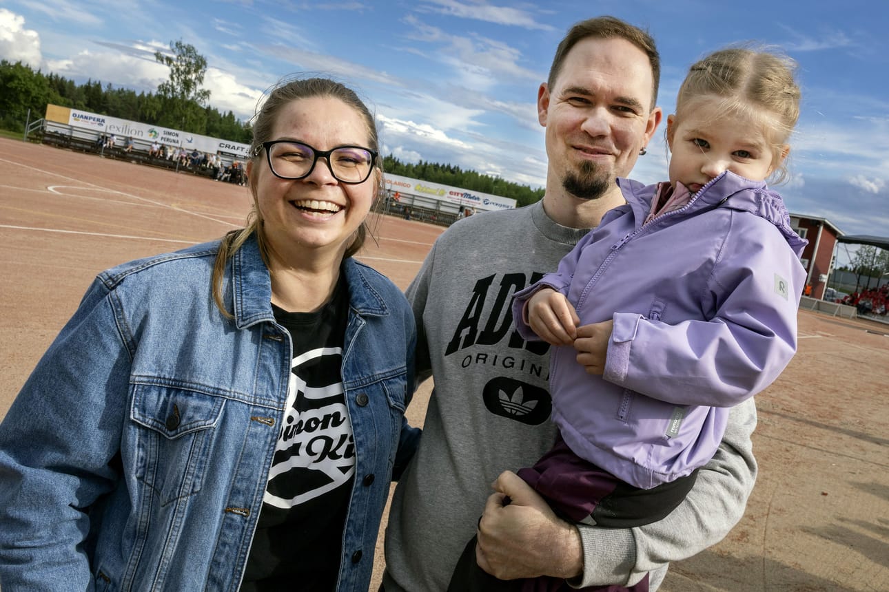 Juhlaottelu toi Sini Nikupeterin, Timo Räntilän ja 3-vuotiaan Milja Räntilän Oulusta Simoon lauantai-iltana.