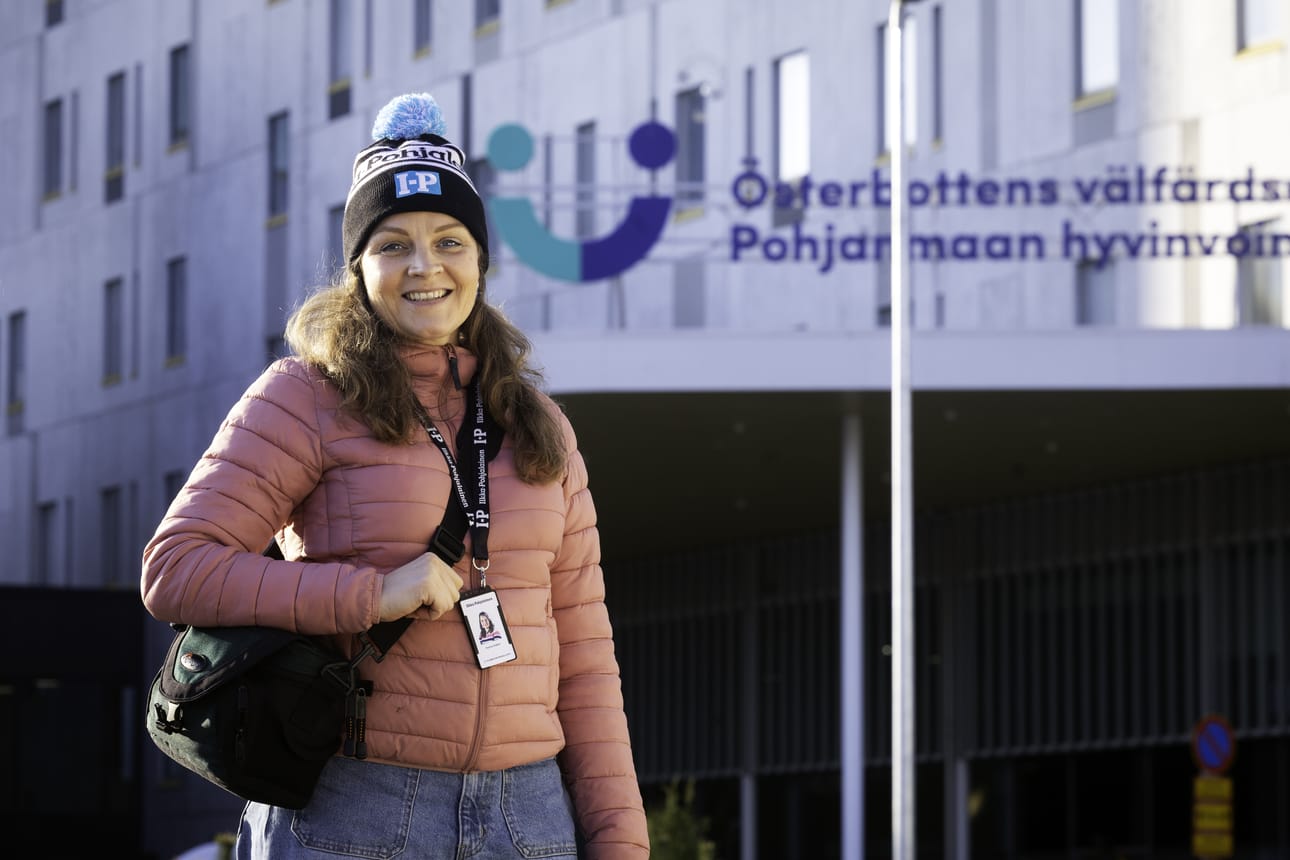Toimittaja Hanna Hattar seuraa työkseen Pohjanmaan hyvinvointialueen toimintaa. Tässä hän on matkalla raportoimaan aluevaltuuston kokouksesta.