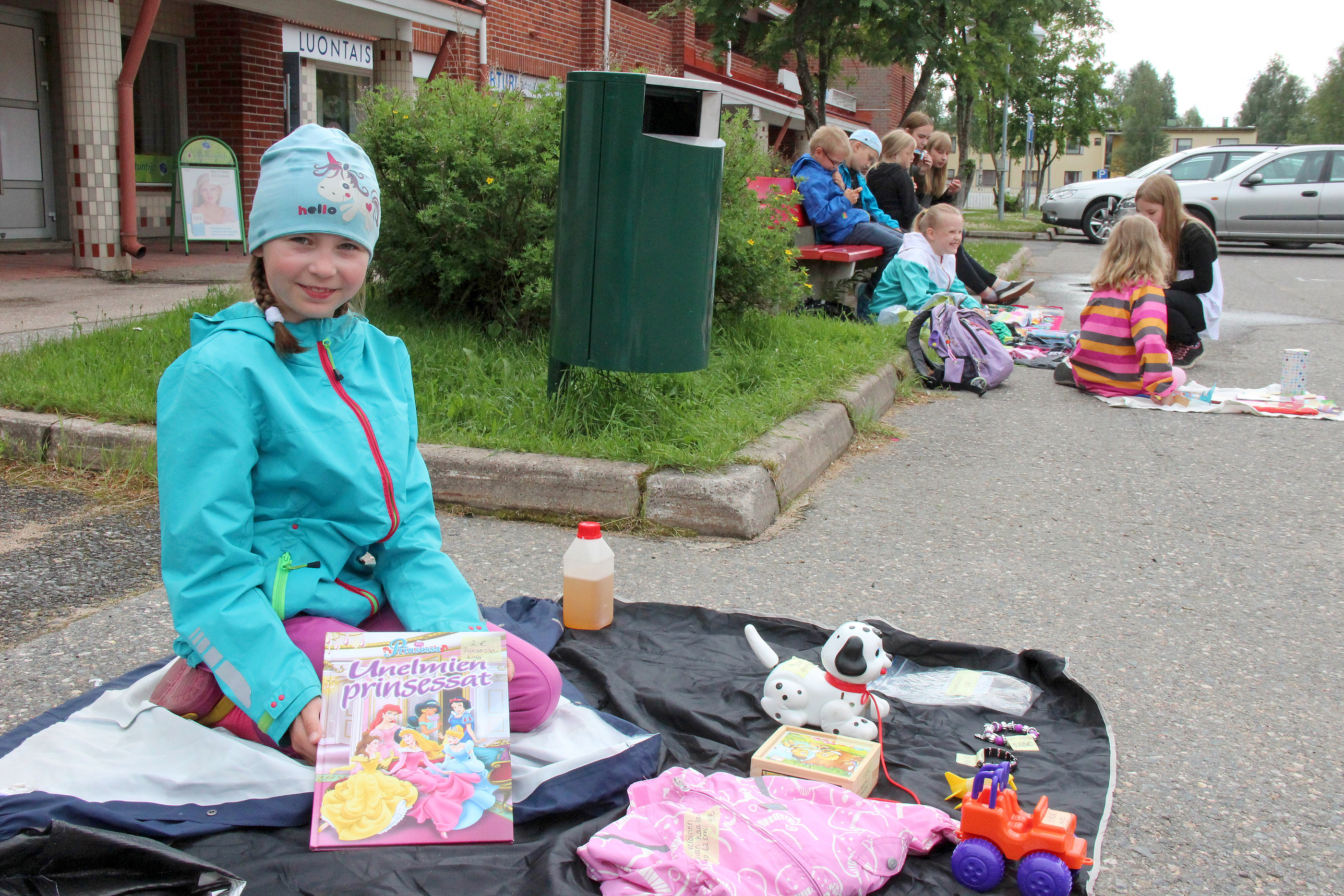 Sini Takkinen, 9, kokeili ensi kertaa torimyyntiä Lasten ja nuorten toripäivässä.