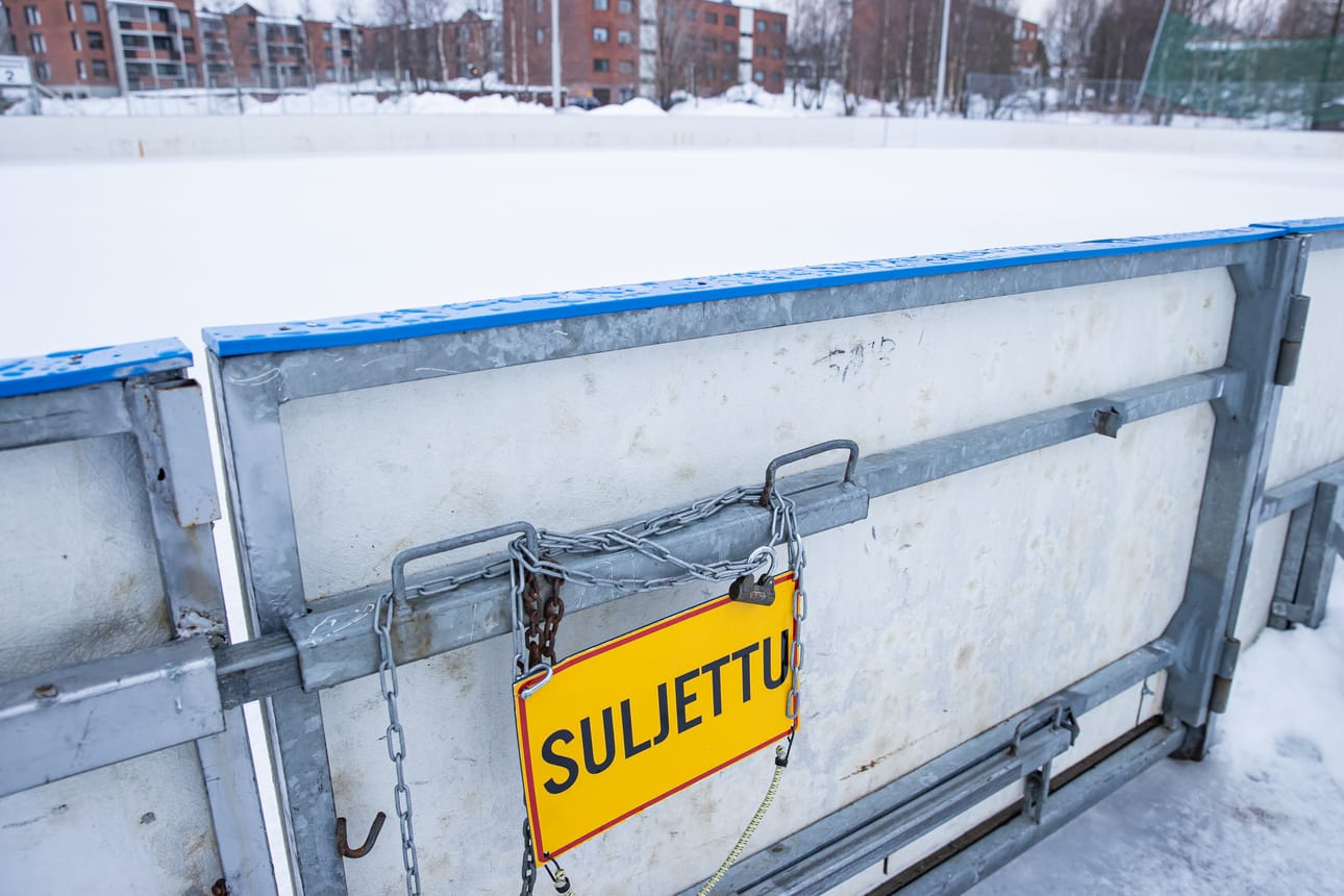 Säästä liene mahdotonta säästää, pohtii Muikku. Kuva on viime helmikuulta, jolloin lämmin sää pisti jääkiekkokaukalon kiinni.