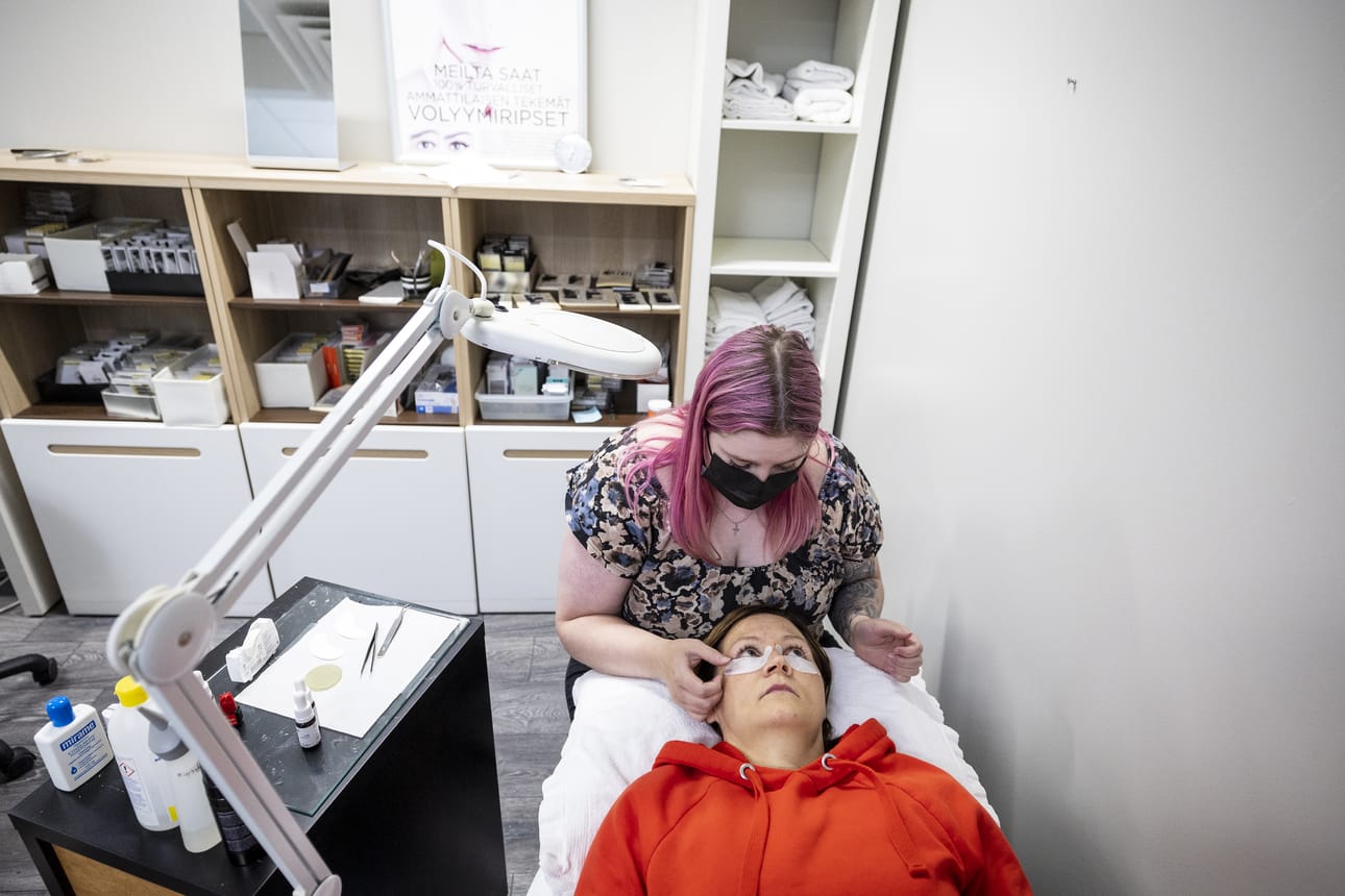 Tiina Heikkinen käy huollattamassa ripsensä säännöllisesti. Parturi-kampaaja Noora Granholmin mukaan tunnin ripsihuolto maksaa nyt 70 euroa, kun se oli aiemmin 68 euroa.