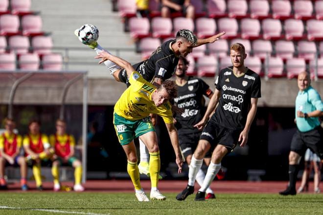 Tilanteita maalittomassa pelissä riitti. Tässä SJK:n pelaajat Matej Hradecky (oik) ja Nikko Boxall tavoittelevat palloa. KUVAT: OSSI AHOLA