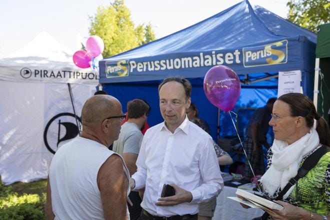 Puheenjohtaja Jussi Halla-aho vieraili viikonloppuna Elomessuilla Hämeenlinnassa. Oikealla europarlamentaarikko Pirkko Ruohonen-Lerner. KUVA: Riku Hasari