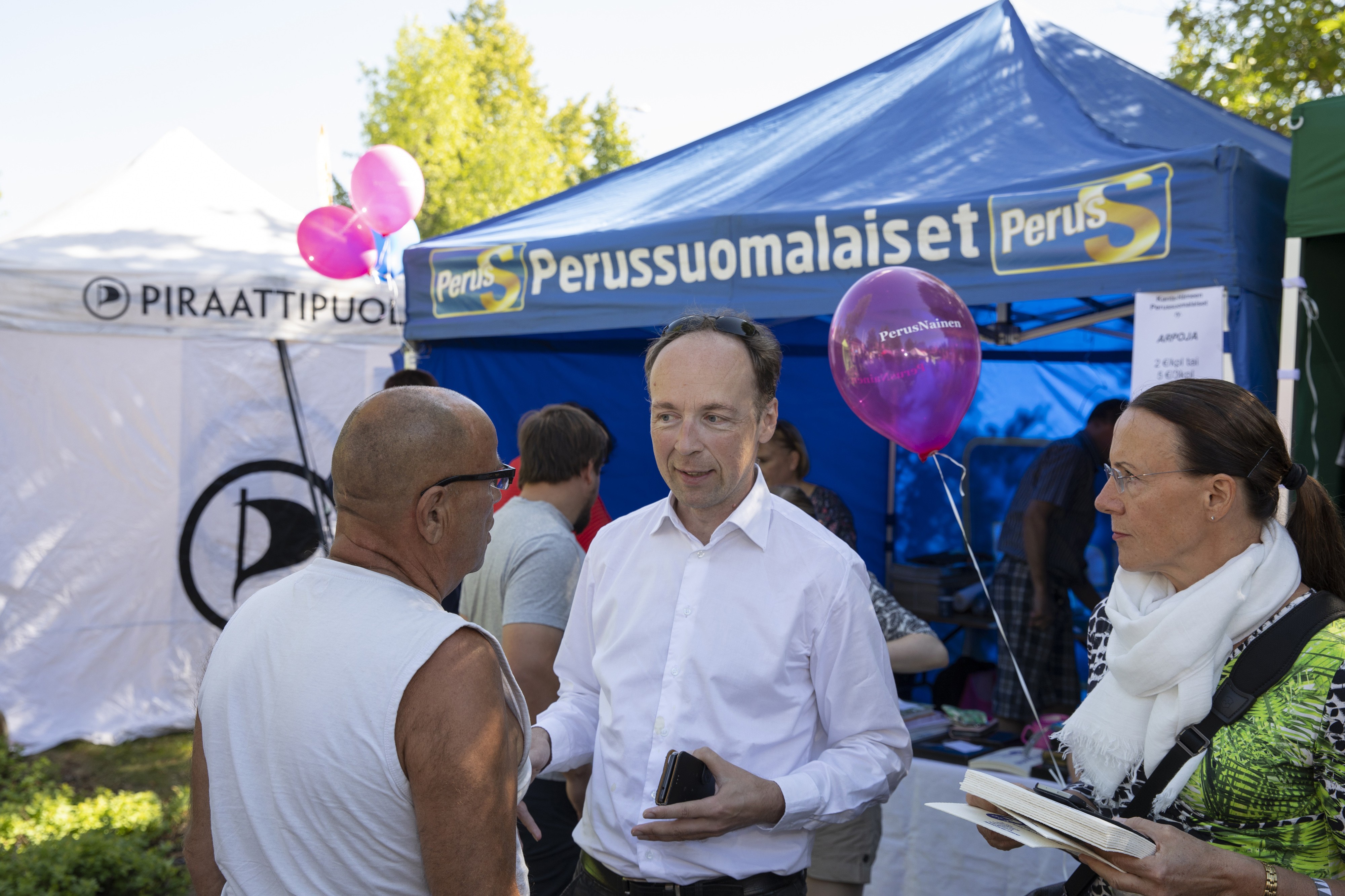 Puheenjohtaja Jussi Halla-aho vieraili viikonloppuna Elomessuilla Hämeenlinnassa. Oikealla europarlamentaarikko Pirkko Ruohonen-Lerner.