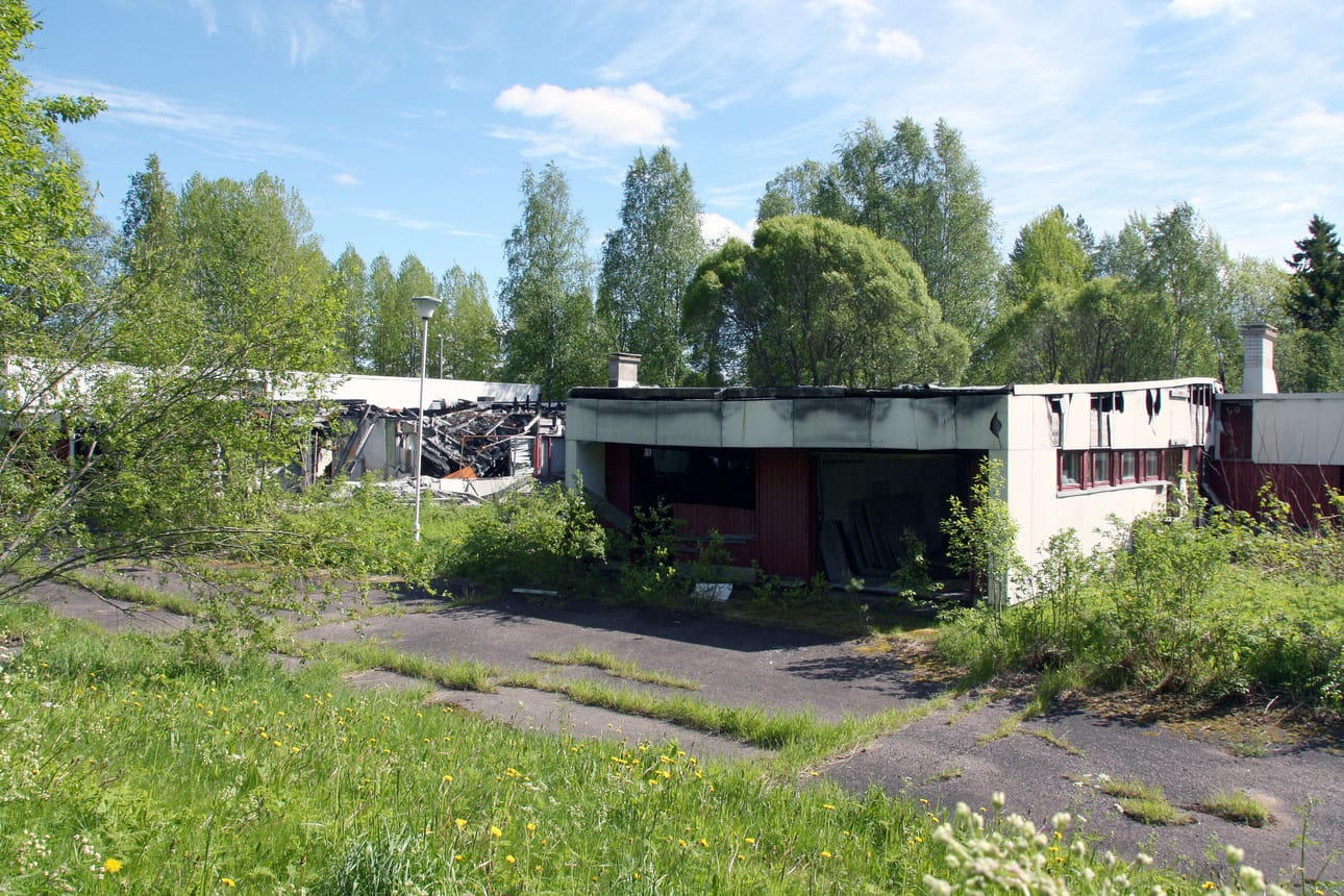 Kestilän vanhan terveyskeskuksen rauniot ovat lohduttoman näkymän lisäksi vaaralliset. Tontti on rakennuksineen konkurssipesän omistuksessa, joten valitettavasti Siikalatvan kunnalla ei ole mahdollisuuksia raunion purkamiseen tällä haavaa. Alue tullaan kuitenkin rajaamaan työmaa-aidoin. Kuva: Anna Hämeenaho