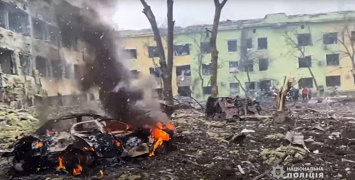 Viranomaisten jakamien videoiden perusteella ilmaisku särki ikkunoita, repi osan seinistä ja sytytti parkkipaikalla olleet autot tuleen. LEHTIKUVA/AFP/National Police of Ukraine/HANDOUT