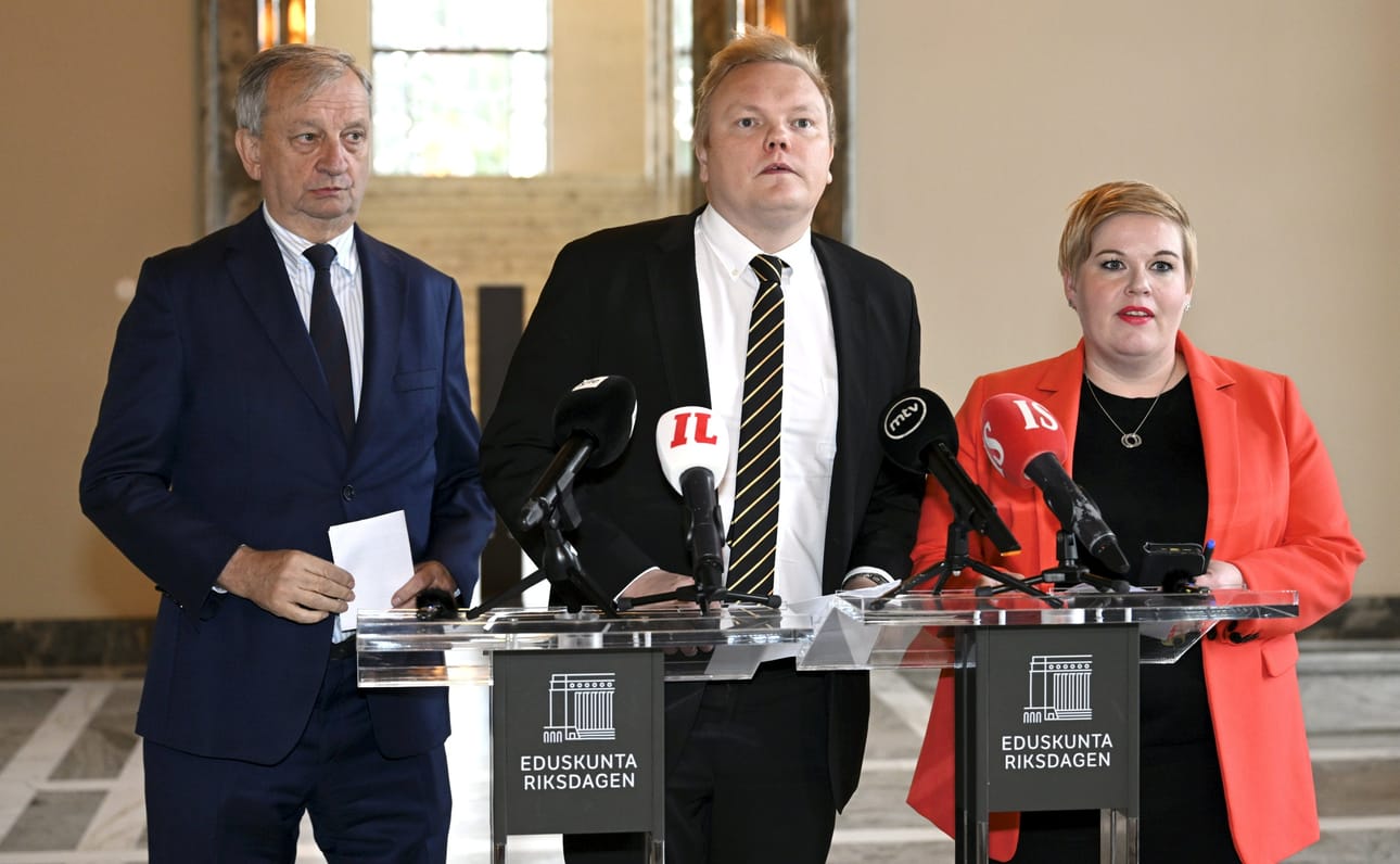 Liike Nytin puheenjohtaja Harry Harkimo (vas.) sekä Keskustan eduskuntaryhmän puheenjohtaja Antti Kurvinen ja puolueen puheenjohtaja Annika Saarikko kertoivat välikysymyksen jättämisestä. LEHTIKUVA / Heikki Saukkomaa
