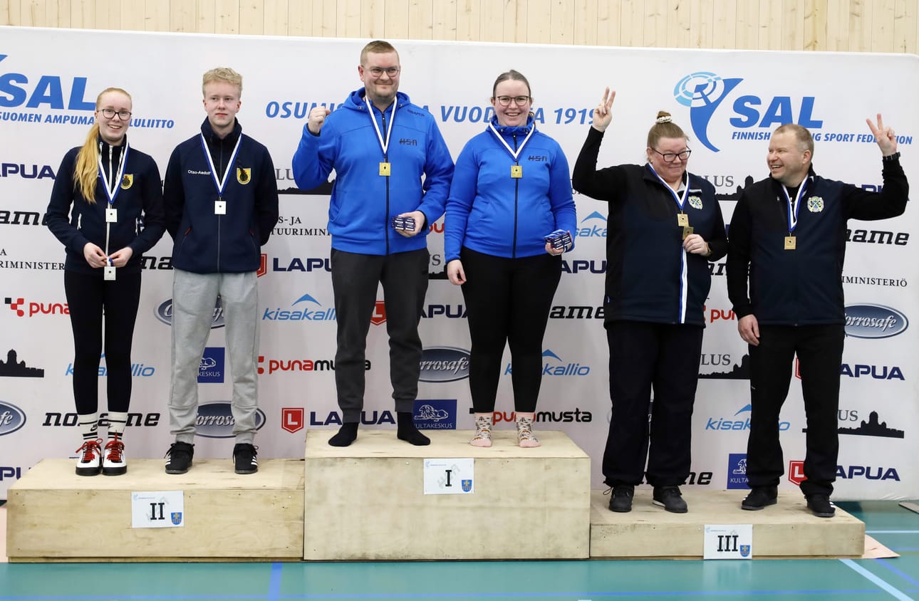 Härmän Seudun Ampujien Susanna Saksa ja Anssi Saksa voittivat ilmapistoolin suomenmestaruuden. Hopealle ylsivät Vilja-Alina Ahokangas ja Otso-Adolf Ahokangas Kokkolan Metsästys- ja Ampumaseurasta. Pronssifinaalin voittivat Kirsi Ala-Marttila ja Pasi Halme Lahden Ampumaseurasta.