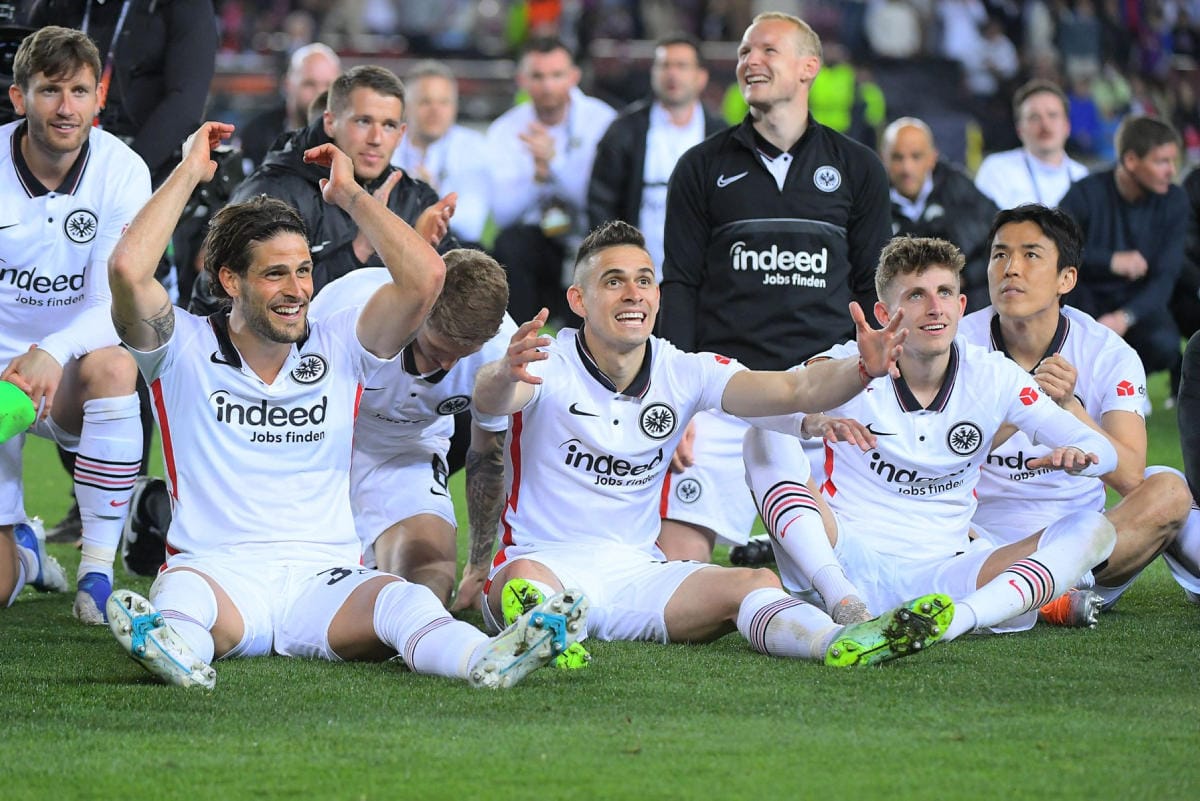 Eintracht Frankfurtin pelaajat juhlivat voittoa FC Barcelonasta. LEHTIKUVA/AFP
